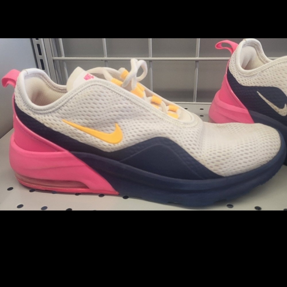 Nike Women's Air Max Motion 2 in White, Pink, and Navy Size 10 - Picture 9 of 9